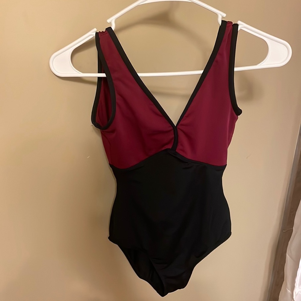 Mariia Crown Women’s v-neck tank leotard